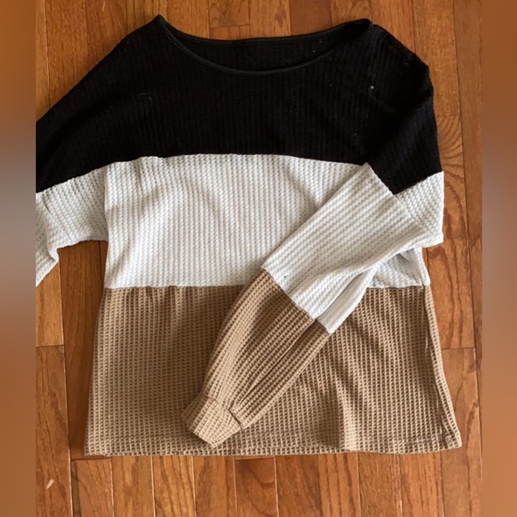 Multicolored cute shoulder drop shirt - Picture 2 of 2